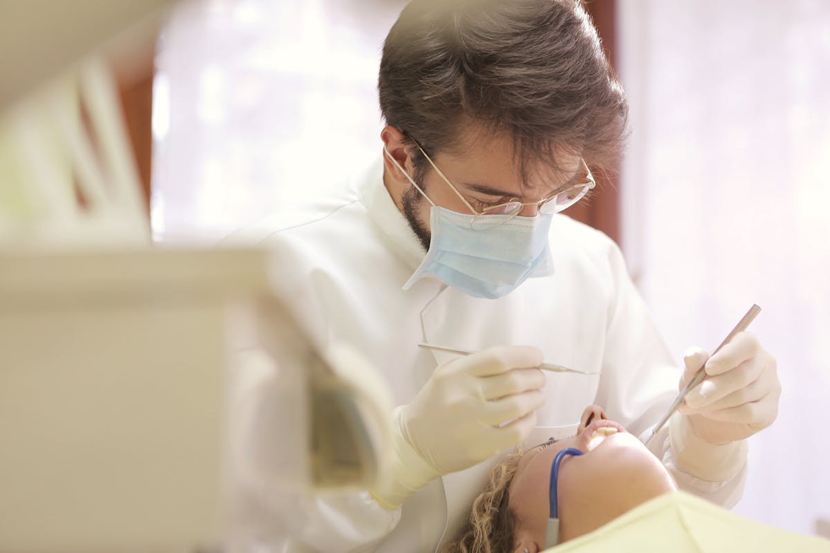Implant dentar