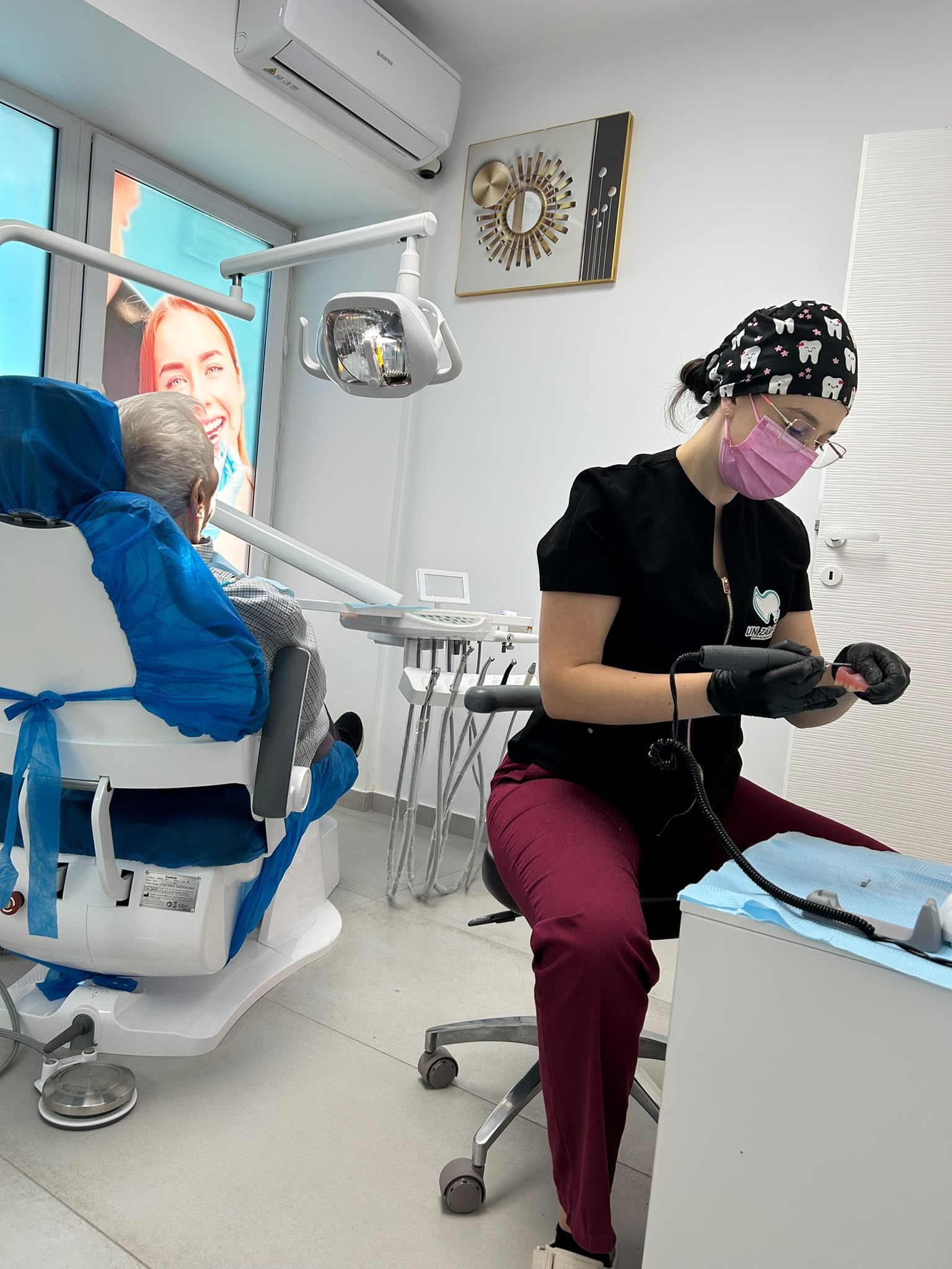 Medic stomatolog Un Zambet in timpul unei lucrari, Iasi