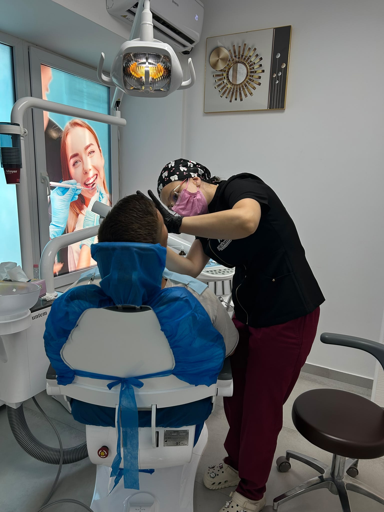 Echipa Un Zambet lucrand cu scanner intraoral, Pacurari Iasi